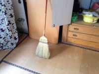 和室の掃き掃除